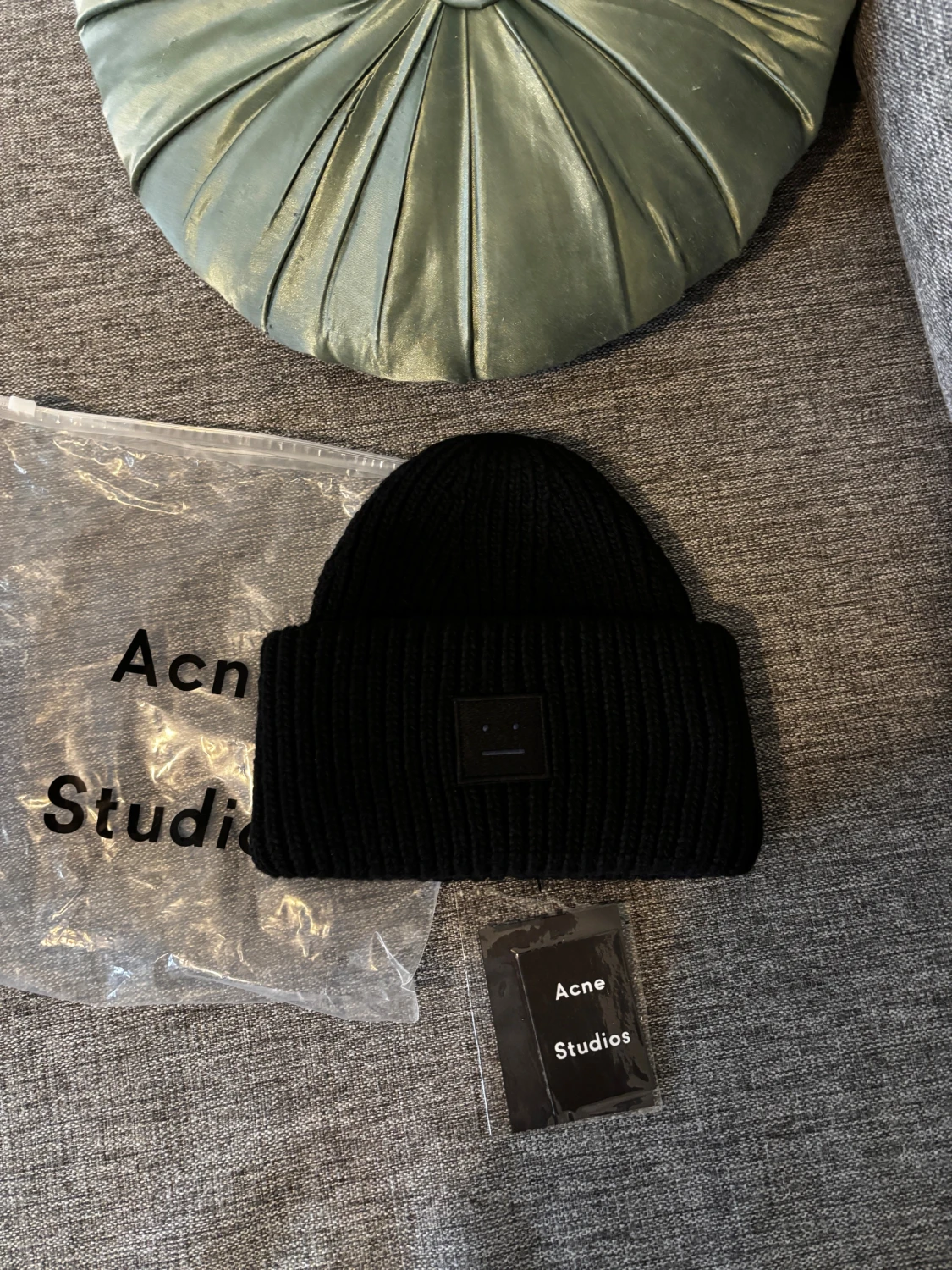 Svart mössa från Acne Studios