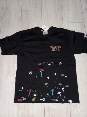 Gallery Dept T-shirt - Säljer en svart Gallery Dept T-shirt som är helt ny med tags kvar. Skicket är naturligtvis 10/10, aldrig använd. Perfekt för dig som vill ha ett exklusivt och streetwear-inspirerat plagg i nyskick. 💯  Säljes på grund av fel storlek. Skicka gärna ett DM vid frågor eller om du vill ha fler bilder. Pris kan diskuteras.🔥🔥