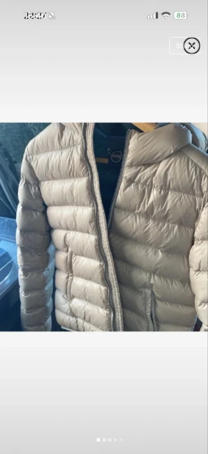 Beige Colmar pufferjacka med huva - Säljer en beige pufferjacka från Colmar i italiensk storlek 44 (motsvarar xs-s) Jackan har huva, dragkedja framtill och Colmar-logga på ärmen. Den är quiltad och tillverkad i syntetmaterial, perfekt för kyliga dagar. Snygg och stilren modell som håller dig varm. 