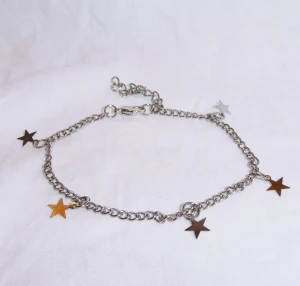 Armband  - Silvrigt armband med hängande stjärnor