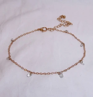 Armband  - Armband - guldig kedja med små sten berklocker