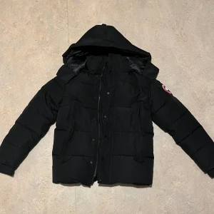 Canada Goose jacka wyndham - Säljer denna jackan det är en Canada Goose wyndham storlek L. Skulle säga att den är true to size. Knappt använd. För frågor är det vara att skriva. Pris kan diskureras vid snabb affär. 