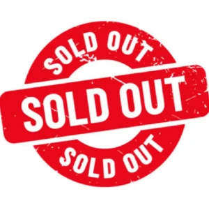 Blå stickad Åre mössa med tofs - Snygg mörkblå stickad mössa med stor röd och blå tofs på toppen. Framtill står det 'ÅRE' i rött och vitt, och en broderad bergsdetalj pryder uppviket. Perfekt för kalla dagar och vinterhäng.