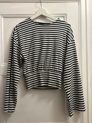 Randig topp från Gina Tricot - Super fin topp från Gina Tricot. Aldrig använd. 