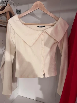Beige/vit tröja - Tröjan kommer ifrån Gina tricot, är i ett helt okej skick. Den är i storlek S men skulle nog säga att den skulle passa någon som är Xs. Skriv innan du köper/ Pris kan diskuteras🤍