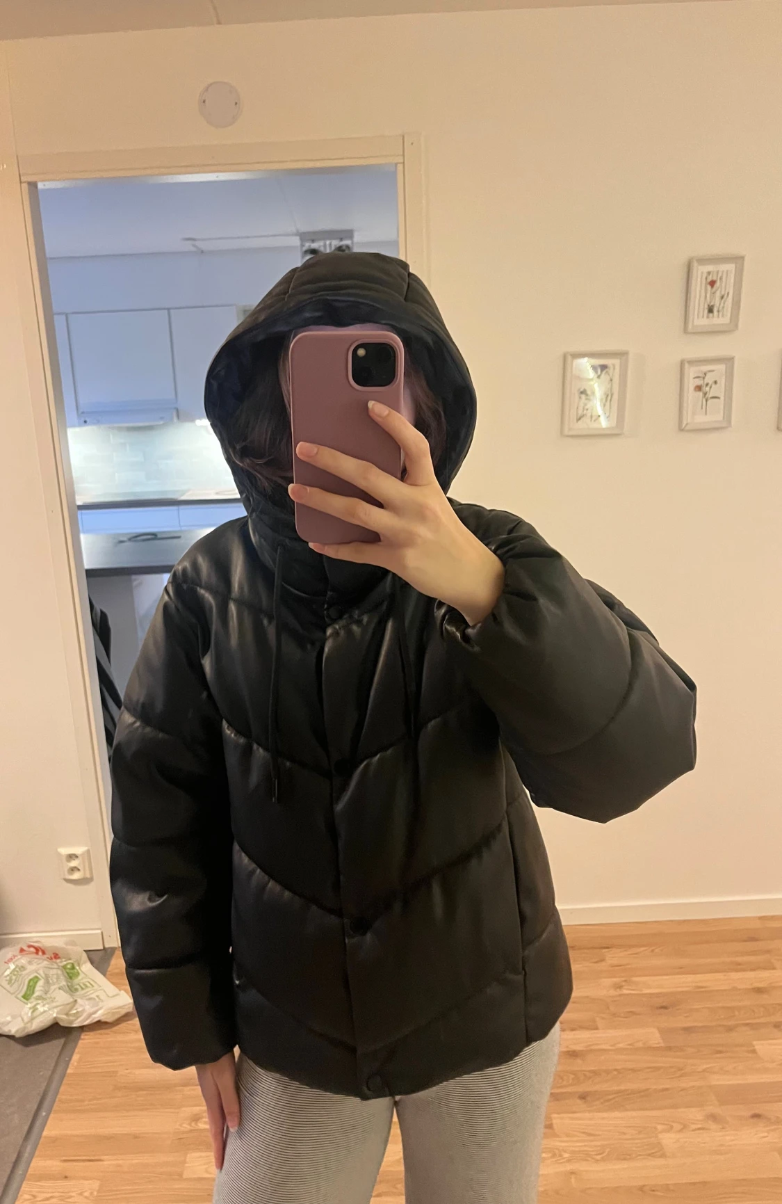 Pufferjacka i läderimitation