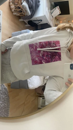 The cool elephant Hoodie, flowergirl - Hej!💓Jag säljer nu min vita hoodie med tryck fårn the cool elephant, modellen heter Flower girl, och i storleken S. Jag säljer den för att den aldrig kommer till användning💓nypris 599kr och säljer för 150kr