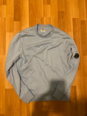 Cp company sweater - Cp company tröja, storlek m, baby blue färg, väldigt bra skick 
