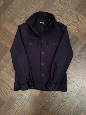 Snygg Mörkblå Overshirt - Snygg mörkblå overshirt från GABBA i mycket bra skick. Storlek S. Orginalpris 999kr. 