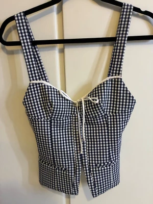 Rutig Zara topp - Supersnygg sommar/fest topp från Zara i storlek XS. Använd 1-2 gånger och har därmed inga defekter. Pris kan diskuteras💗