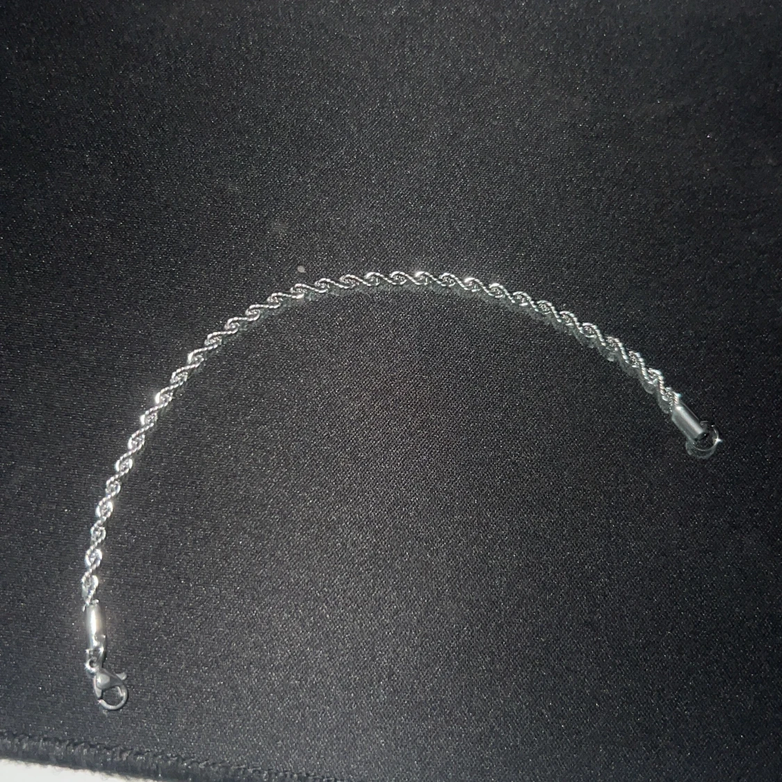 Silverfärgat tvinnat armband