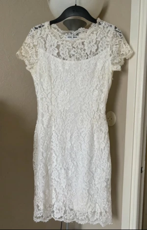 Vit spetsklänning från Vero Moda  - Spetsklänning från Vero Moda. Använd 1 gång under min student och är i jättefint skick 😊 Perfekt för student eller sommarens alla tillfällen! 