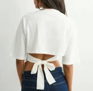 Topp med knyt i ryggen  - Säljer en super fin vit croppad topp från Gina tricot. Endast provad så i ny skick💗