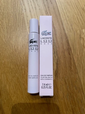 Lacoste L.12.12 Rose Rollerball - Smidig rollerball-parfym från Lacoste, perfekt att ta med i väskan. Volym: 7,4 ml. Snygg och stilren design som passar dig som gillar att sticka ut. Testad en gång!