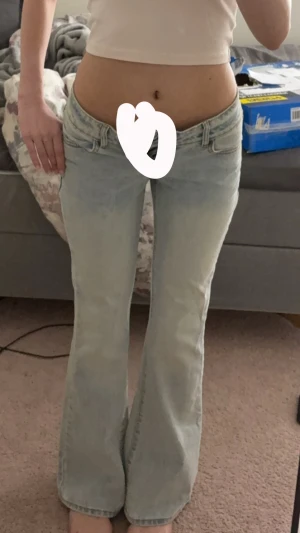 Låga ljusblåa bootcut jeans - Skit snygga low waist jeans! Innerbens längd: 82cm, midjemått: 37cm rakt över🩷🩷