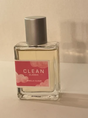 Clean Classic Vanilla Cloud EdP - Clean Classic Vanilla Cloud är en fräsch och modern parfym med en söt touch. Volym (30 ml). 