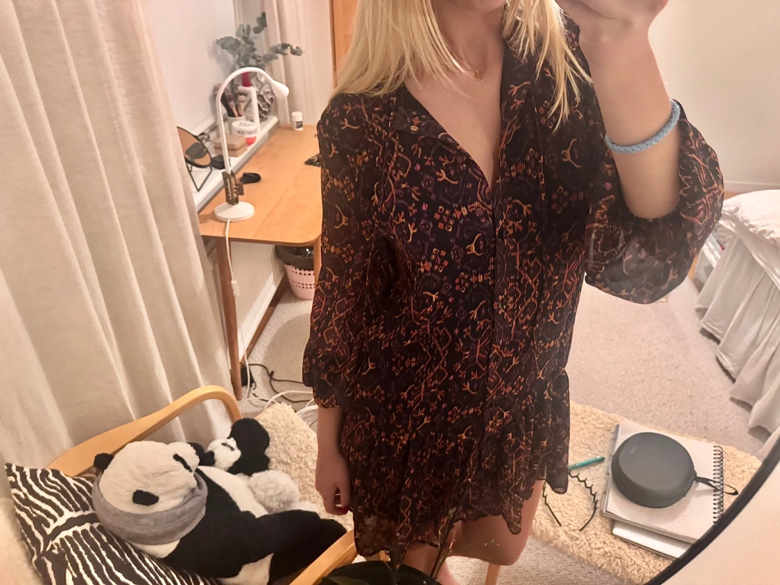 Mörk mönstrad kortklänning med volang - 2