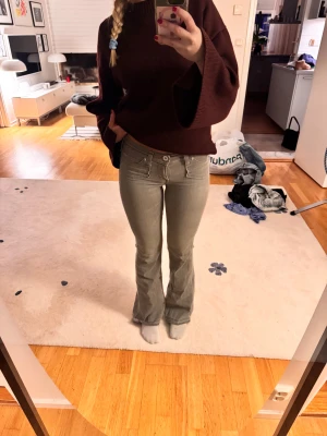 Grå bootcut jeans med broderi - Säljer mina favo sååå snygga grå bootcut jeans. Passformen är jätte fin och materialet är väldigt tunt vilket är super skönt. Älskar dessutom detaljerna på bakfickorna. Midjan är medelhög och jag brukar ha storlek 36/38 i jeans som referens.❤️