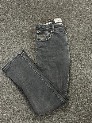 Jacob Cohen - || Otroligt schyssta Jacob cohens || schyssta detaljer med smått fade || skicket är som nytt || storleken är w31 || hör av er vid frågor🤝||