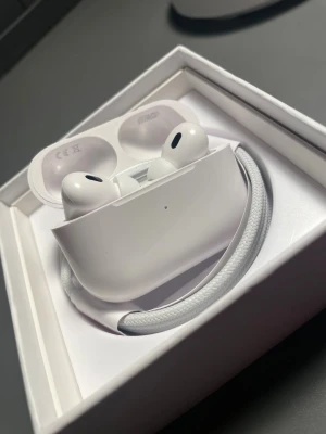 AirPods Pro 2 - Säljer ett par AirPods Pro 2 i nyskick, komplett med originalförpackning, extra öronkuddar och laddningskabel. Aktiv brusreducering, trådlös laddning och fantastisk ljudkvalitet. Inga synliga repor eller slitage, ser ut som nya.