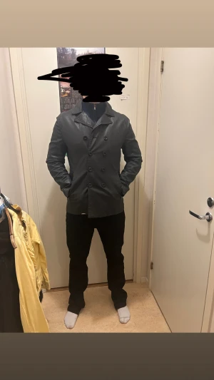 Tiger of Sweden peacoat - Tiger of Sweden – exklusiv herrjacka Jacka i skinnliknande Limonta-tyg (made in Italy). Klassisk dubbelknäppt modell med hög kvalitet och snygg passform. Lätt, slitstark och perfekt för vår/höst. Nypris uppskattningsvis ca 3 000–5 000 kr. • Storlek: L • Färg: Svart • Material: Limonta technical fabric. Pris kan diskuteras!! Tveka inte att skriva!!