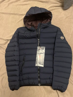 Colmar jacka  - Snygg Colmar jacka storlek eu 50 motsvarar M. Färgen är Marin. Helt ny med tagsen kvar. Hör av er vid frågor eller funderingar! 