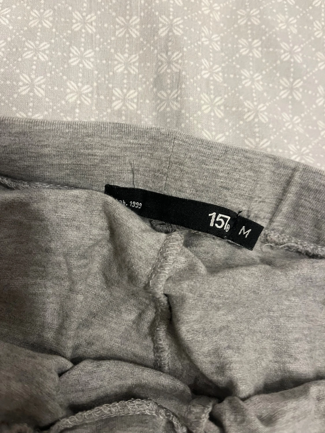 Grå utsvängda byxor  - 1