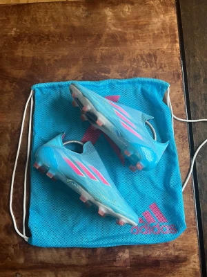 Adidas X Fotbollsskor 44 - Adidas X Fotbollsskor i storlek 44 med påse