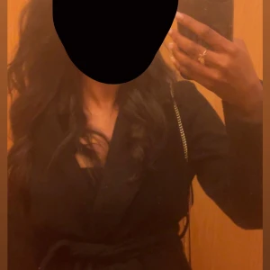 Svart kappa  - Säljer denna då den inte kommer till användning. Kappan har även fickor där nere och även knappar .Nytt pris 599 kr 