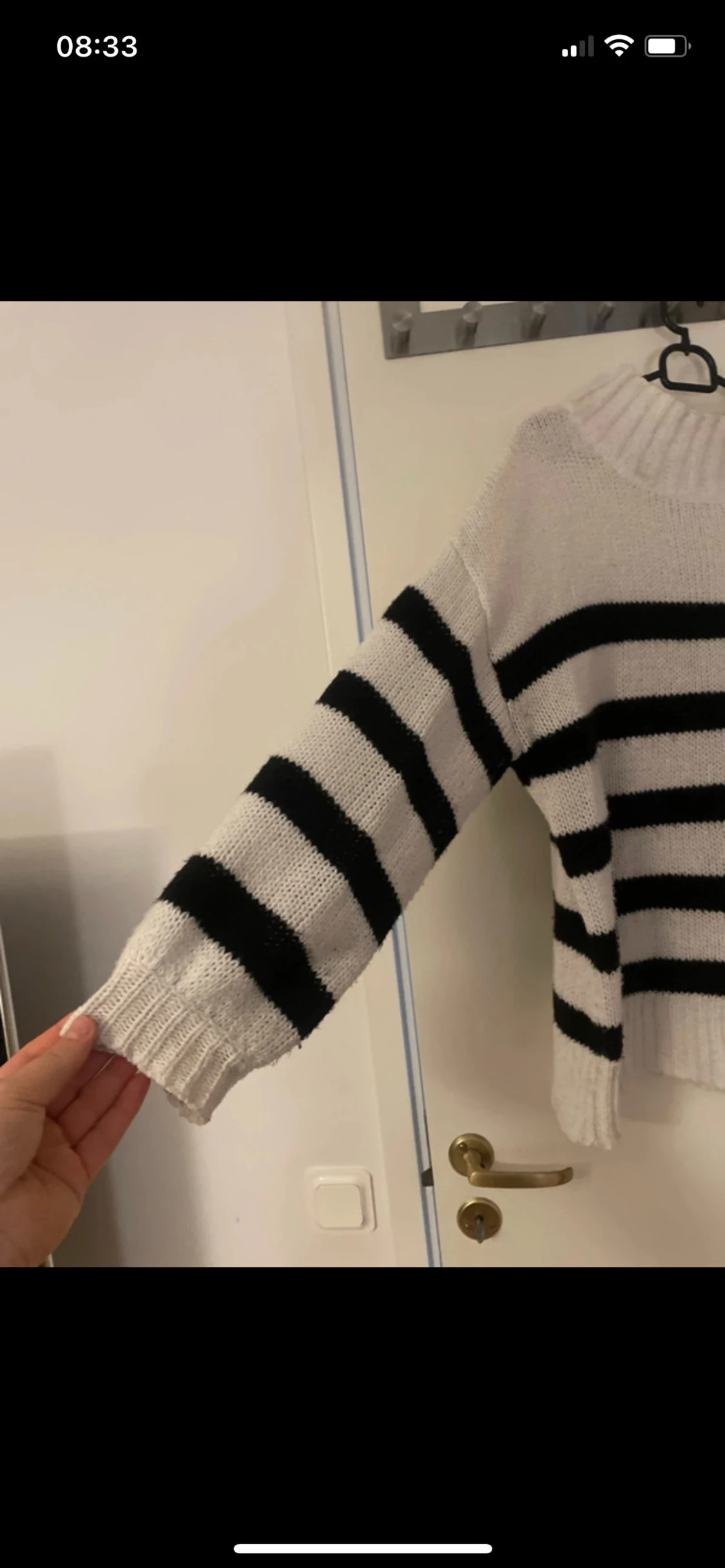 Randig stickad polotröja i vitt och svart - 2