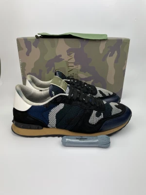 Valentino rockrunners  - December REA! Hej, säljer nu dessa svin snygga valentino skor. Skorna är i grymt skick! Begränsat antal boxar och dustbag. Hör av dig vid frågor. 