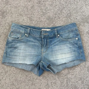 Blå jeansshorts  - Säljer dessa fina jeansshort! Köpte på plick men var för stora för mig. Hör av er vid frågor! 