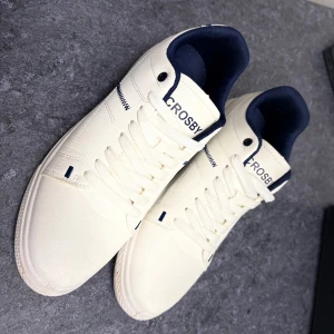 Sneakers från Crosby - Perfekt för dig som vill ha en clean och stilren look 