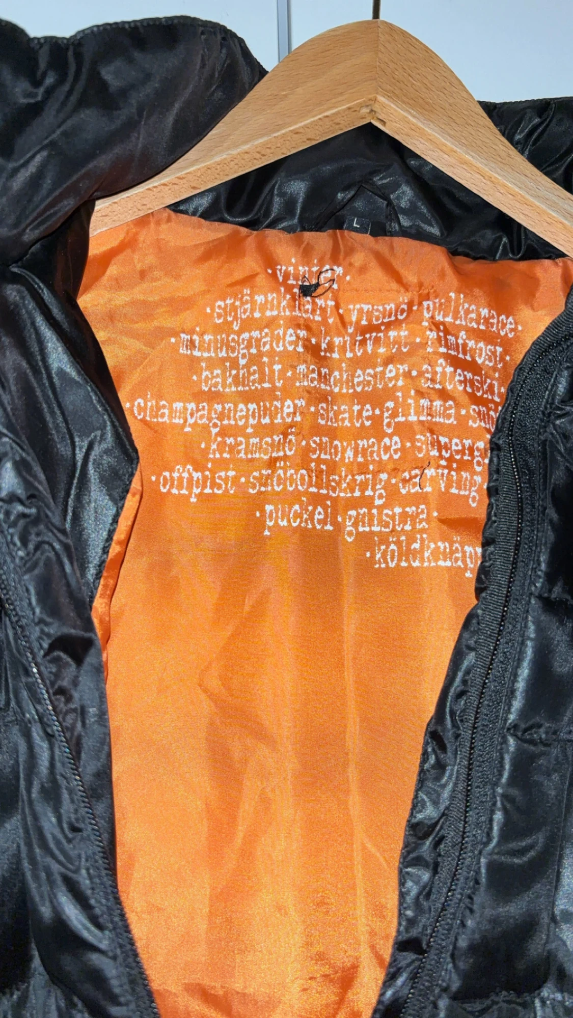 Svart pufferjacka med orange foder - 3