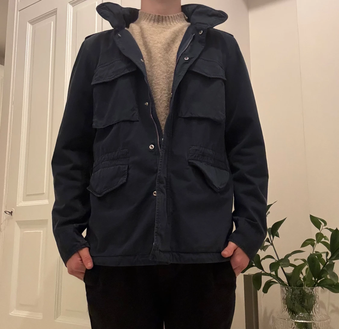 Mörkblå fieldjacka från Aspesi