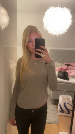 Beige långärmad Zara topp - Enkel och stilren beige långärmad topp med rund halsringning. Snygg, basic & perfekt bara!