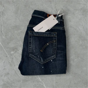 Dondup George | Helt nya! - Helt nya dondup George jeans med tag kvar. Snygga slitningar och perfekta nu till vintern. Hör av er vid frågor🌟
