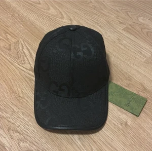 GG jumbo keps  - Säljer en svart GG Jumbo keps i No size. Hör av vid intresse!