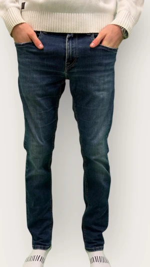 Replay Jeans - Hej! Säljer dessa väldigt populära och snygga jeans från Replay | Storlek: W28/L32 | Skicket är mycket bra, inga tecken på användning | Modellen är 185 och väger 65kg | Pris kan diskuteras! | Hör av dig vid intresse eller minsta fundering!