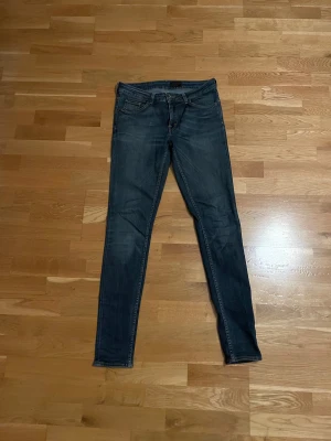 Tiger of Sweden jeans  - Snygga jeans ifrån tiger of Sweden. Helt oanvända  snygga till allt och med allt. Skicket är perfekt som sagt oanvända. Storlek 32/34