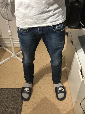 Mörkblåa Replay Anbass Jeans i Hyperflex - Säljer mörkblå Replay Anbass i Hyperflex. Riktigt sköna tack vare stretchtyget och håller formen bra. Ett av Replay’s bättre/premium-tyg. Fint skick, skriv vid funderingar👍🧵
