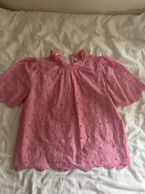 Rosa blus - Supersöt rosa blus från Lindex med broderade blommor och hålmönster. Storlek L men passar mindre också