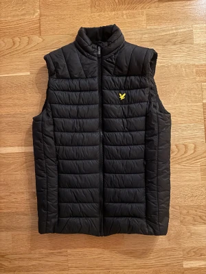 Lyle & Scott väst - En svart lyle & Scott dunväst i mycket bra skick, endast använd ett fåtal gånger!
