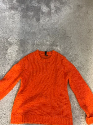 Ascool stickad orange tröja🧡🧡🧡 - Unik stickad tröja!! Ääälskar!! Tänk till ett par baggy jeans!!