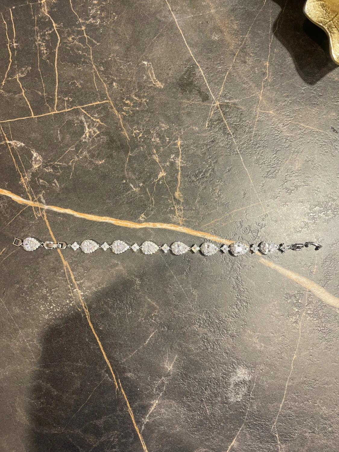 Glittrigt armband med droppformade stenar - 1