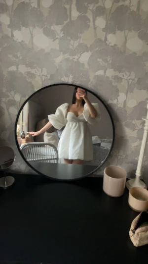 Studentklänning  - Supersöt & exklusiv studentklänning från ASOS Edition med puffiga ärmar som man kan styla på olika sätt! (Se bild 1 & 2) Klänningen har strukturmönstrat tyg och markerad midja som ger en fin siluett. Den är helt ny & oanvänd, har taggar kvar (se bild 3 & 4).