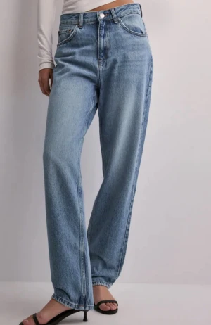 Blå wide jeans - Snygga blå jeans. Modellen är wide och har raka ben med avslappnad passform. Jeansen är tillverkade i slitstarkt denim och har en ljus tvätt som ger en fräsch look. Perfekta till sneakers eller klackar. Helt nya och oanvända. Pris kan diskuteras vid snabb affär.
