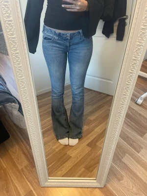 Lågmidjade True religion jeans - Ett par flare låga true religion jeans i storlek 26 Har slitningar längs ner på båda benen och små defekter samt missfärgning längst ner vid benen. Jeansen är lite uttöjda så de passar S/M Midjemått tvärs över: 39 cm Innerbenslängd: 79 cm Skriv om du har några funderingar🫶🏼🫶🏼
