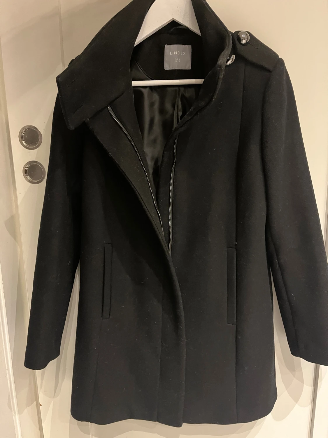 Svart kappa från Lindex med knappar - 1