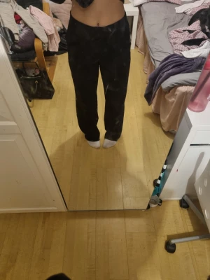 Kostymbyxor från na-kd - Säljer ett par svarta kostymbyxor. Nästan helt nya bara använda några fåtal gånger. 